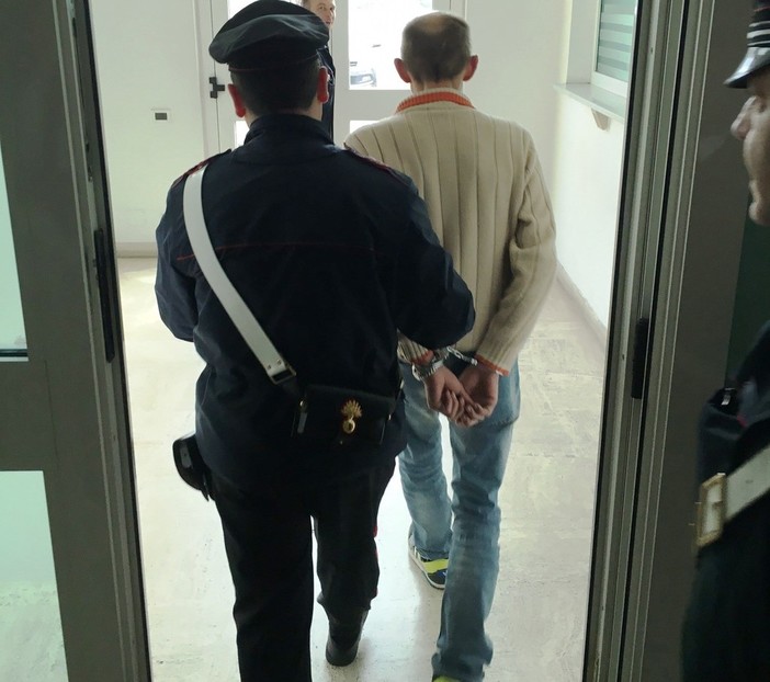 Ceriale, in manette ladro seriale di esercizi commerciali e abitazioni