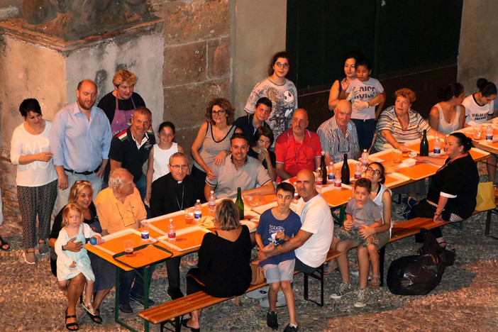 Albenga, ieri sera la prima cena della Taberna dei forzieri per la croce bianca