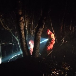 Incendio boschivo a Roccavignale: ancora una nottata di lavoro per vigili del fuoco e volontari Aib