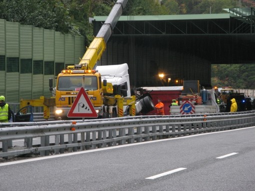 Autostrada dei Fiori: si ribalta autotreno, 8 veicoli conivolti (foto) Autostrada dei Fiori: si ribalta autotreno, 8 veicoli conivolti (foto)