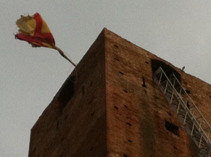 Maltempo, ad Albenga il vento piega il pennone della torre comunale Maltempo, ad Albenga il vento piega il pennone della torre comunale