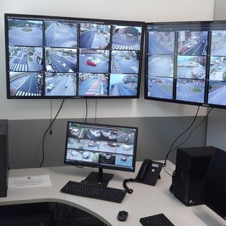 Borghetto: tarda la partenza al semaforo, anziano su di un'Ape 50 quasi travolto da un camion