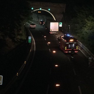 Camion sbanda e perde carico sull'A10 tra Albisola e Celle (foto e video)