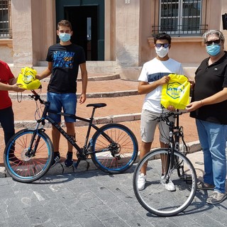 Da Montechiaro d'Asti a Loano in bici: il sindaco Pignocca e l'assessore Zaccaria incontrano Samuele e Umberto