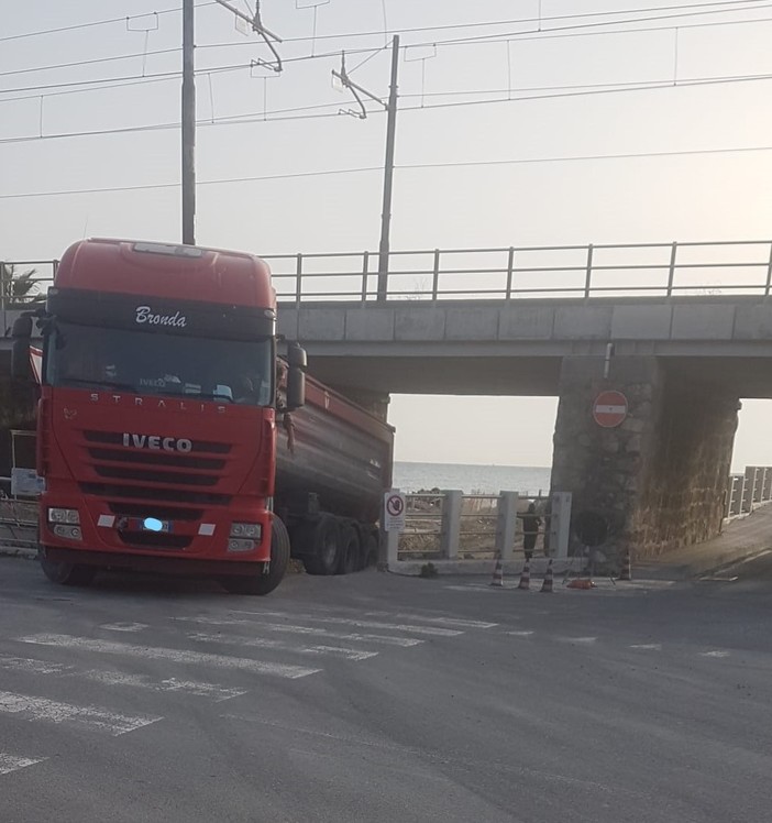 Una vera e propria "autostrada sulla spiaggia" per trasformare i moli di Albenga Una vera e propria "autostrada sulla spiaggia" per trasformare i moli di Albenga