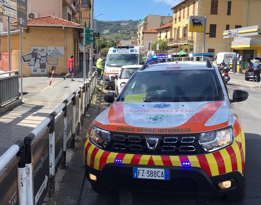 Scontro tra moto e auto a Sanremo: ferito un giovane savonese Scontro tra moto e auto a Sanremo: ferito un giovane savonese