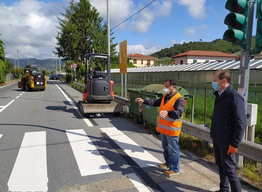 Andora, per rallentare il traffico in strada Pian Grande al via la posa degli attraversamenti stradali rialzati Andora, per rallentare il traffico in strada Pian Grande al via la posa degli attraversamenti stradali rialzati