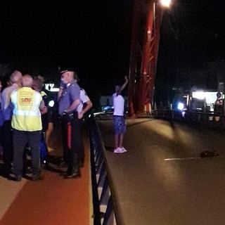 Albenga, sale sul ponte Viveri e chiede di parlare col sindaco: “Voglio un lavoro”