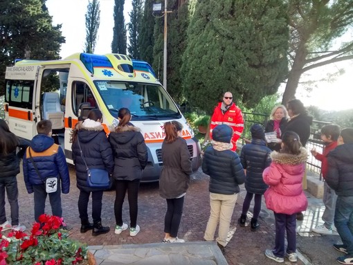 I bambini di Moglio "aiutano" la croce bianca di Alassio
