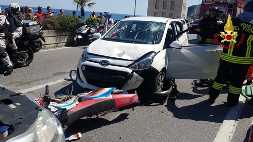 Violento scontro auto-moto sull'Aurelia a Bergeggi: un codice rosso all'ospedale Santa Corona (FOTO) Violento scontro auto-moto sull'Aurelia a Bergeggi: un codice rosso all'ospedale Santa Corona (FOTO)