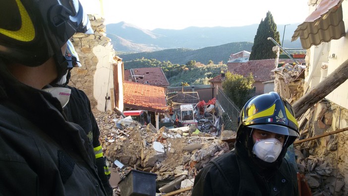 Una notte sotto le macerie, ad Arnasco si cercano altre possibili vittime Una notte sotto le macerie, ad Arnasco si cercano altre possibili vittime