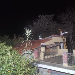 Villanova d'Albenga, in fiamme il tetto di una casa: intervento dei vigili del fuoco Villanova d'Albenga, in fiamme il tetto di una casa: intervento dei vigili del fuoco
