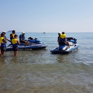 A lezione di "sicurezza in mare" con la Squadra Nautica della Polizia di Stato di Alassio A lezione di "sicurezza in mare" con la Squadra Nautica della Polizia di Stato di Alassio