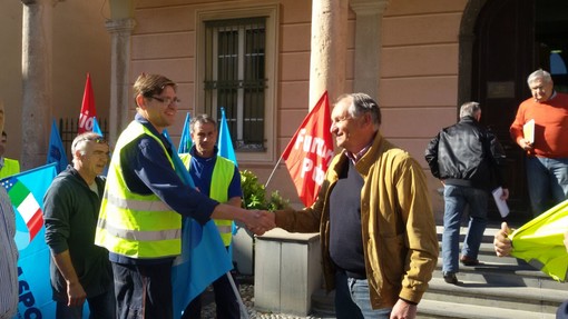 Sciopero e protesta degli spazzini davanti al Comune di Ceriale, Dabove (Cgil):"Aimeri da tempo non versa fondi pensioni integrative"