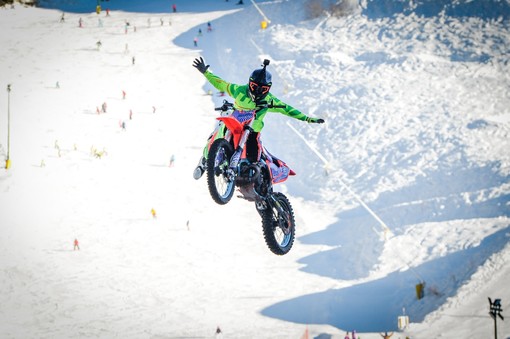 Il campione di freestyle Vanni Oddera "vola" sopra Prato Nevoso (FOTONOTIZIA)
