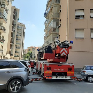 AGGIORNAMENTO: Spiegamento di forze per l'incendio in centro a Savona (FOTOgallery)