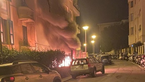 Savona, auto e scooter in fiamme in via Formica: vigili del fuoco in azione (FOTO e VIDEO)