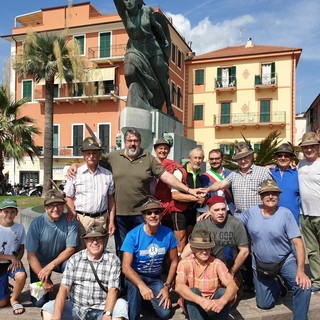 Oltre 13 mila chilometri in 480 giorni: fa tappa a Loano il “giro d'Italia” a piedi dell'alpino friulano Elio Brusamento