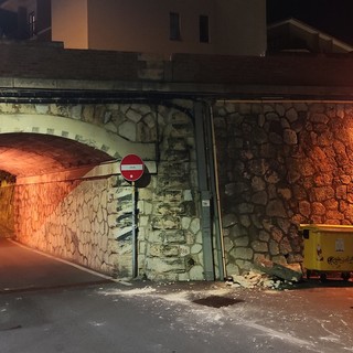 Pietra, cede parte del parapetto della via Aurelia: intervento dei vigili del fuoco (FOTO)