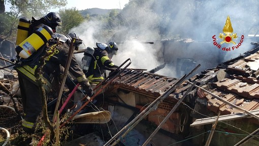 Baracca in fiamme a Spotorno: placato l'incendio (FOTO)