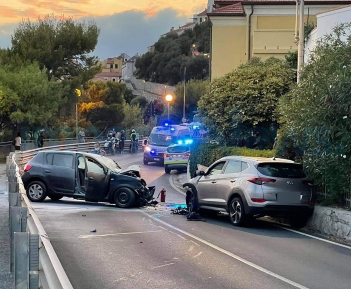 Frontale tra due auto a Capo Mimosa: feriti non gravi, mezzi praticamente distrutti