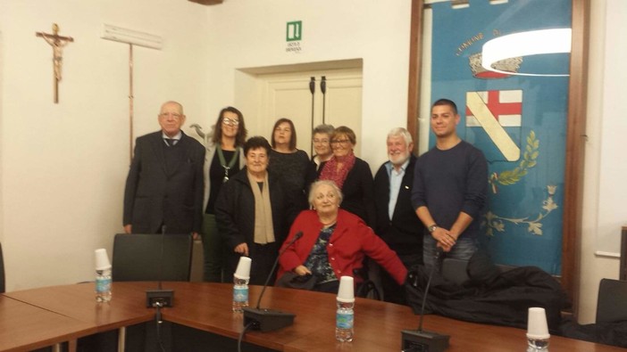 Celeste Telesio, al centro con la giacca rossa, circondata da insegnanti di Andora Celeste Telesio, al centro con la giacca rossa, circondata da insegnanti di Andora
