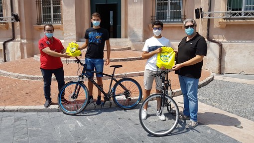 Da Montechiaro d'Asti a Loano in bici: il sindaco Pignocca e l'assessore Zaccaria incontrano Samuele e Umberto Da Montechiaro d'Asti a Loano in bici: il sindaco Pignocca e l'assessore Zaccaria incontrano Samuele e Umberto