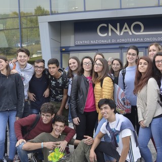 Carcare, gli studenti del liceo Calasanzio in visita al "Centro nazionale di adroterapia oncologica" di Pavia (FOTO)