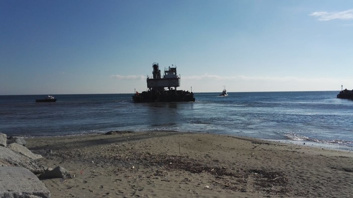 Savona, rimosso il motopontone incagliato a Zinola (FOTO e VIDEO)