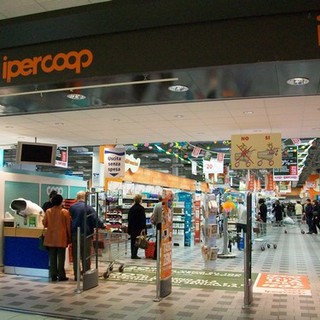 L'ingresso dell'Ipercoop di Savona