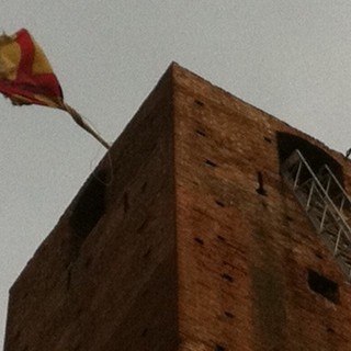 Maltempo, ad Albenga il vento piega il pennone della torre comunale