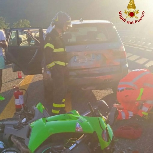 Scontro auto-moto sull'A6 prima dell'uscita di Altare: due feriti in ospedale (FOTO) Scontro auto-moto sull'A6 prima dell'uscita di Altare: due feriti in ospedale (FOTO)