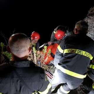 Cade da 10 metri di altezza sugli scogli ad Albisola al "Buco del Prete", tedesco trasportato al San Paolo (FOTO e VIDEO)