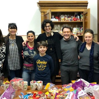 Savona, i consiglieri comunali diventano "Befane" per donare dolci e regali ai bambini Savona, i consiglieri comunali diventano "Befane" per donare dolci e regali ai bambini