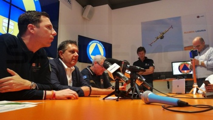 Genova: il giorno dopo il crollo si fa il punto della situazione, sale a 39 il contro delle vittime (Foto e Video) Genova: il giorno dopo il crollo si fa il punto della situazione, sale a 39 il contro delle vittime (Foto e Video)