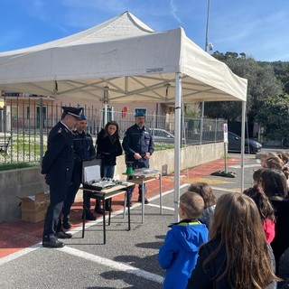 Andora, progetto “Mare dentro. Ragazzi fuori”: gli alunni della scuola primaria "P. Cappa" di Molino Nuovo hanno incontrato le forze dell'ordine
