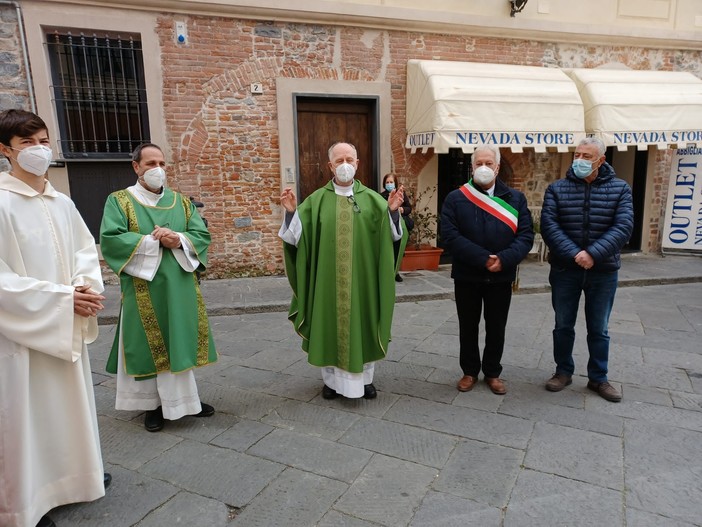 Albenga, benedetti da don Ivo i mezzi di soccorso della Croce Bianca (FOTO)