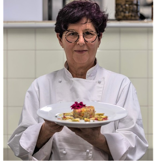 La video ricetta della chef Cinzia Chiappori: “Tartare di Gamberi con verdurine fresche e carciofo violetto d’Albenga con misto fiori eduli e crema di Begonia”