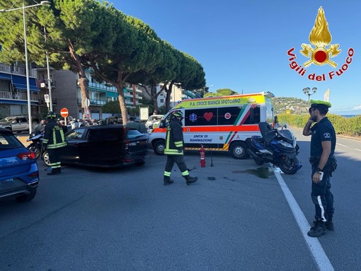 Spotorno, incidente tra auto e scooter sul lungomare: un ferito trasportato in ospedale Spotorno, incidente tra auto e scooter sul lungomare: un ferito trasportato in ospedale