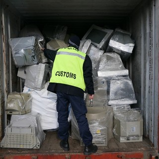 Bloccato in dogana un container con 5 tonnellate di rifiuti speciali, era diretto in Ghana