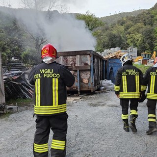 Incendio a Stella: in fiamme un cassone di materiale edile (FOTO)