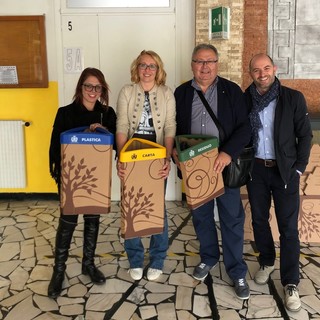 Carcare, il Comune consegna all'Istituto Comprensivo una nuova fornitura di contenitori per la raccolta differenziata (FOTO)