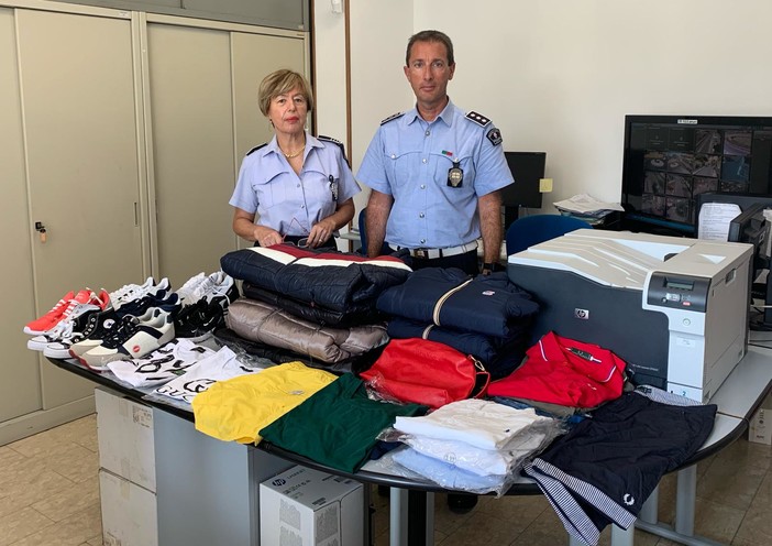 Andora, sequestro da parte della Polizia Locale di merce con marchi contraffatti