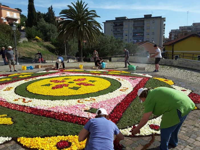 Albenga: torna la tradizionale infiorata del Corpus Domini a San Bernardino di Vadino Albenga: torna la tradizionale infiorata del Corpus Domini a San Bernardino di Vadino