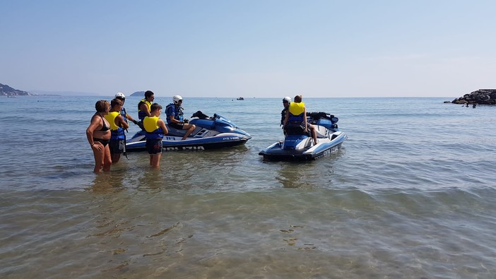 A lezione di "sicurezza in mare" con la Squadra Nautica della Polizia di Stato di Alassio A lezione di "sicurezza in mare" con la Squadra Nautica della Polizia di Stato di Alassio