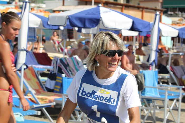 Alassio: sci di fondo in spiaggia con Stefania Belmondo, foto e video Alassio: sci di fondo in spiaggia con Stefania Belmondo, foto e video
