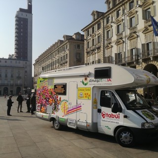 Il giro d'Italia in 600 tappe. In camper. E spargendo fiori: parte da Torino "Rinascitalia"