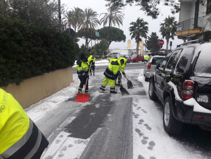 Emergenza neve, task force in azione a Laigueglia (FOTO)