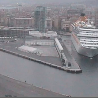 Costa Serena abbandona il Porto di Savona. Ma il cielo è cupo