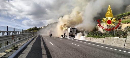 Camion in fiamme sulla A10, traffico bloccato tra Pra' e Arenzano (Foto e Video) Camion in fiamme sulla A10, traffico bloccato tra Pra' e Arenzano (Foto e Video)